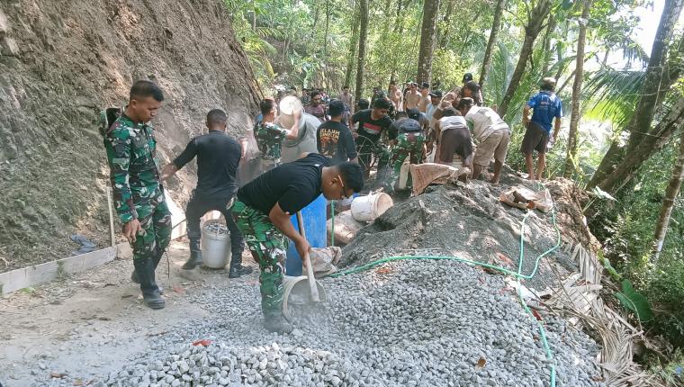 Satgas TMMD dan Warga Lanjutkan Pengecoran Jalan Harapan Kian Terbentang di Gumelem Kulon