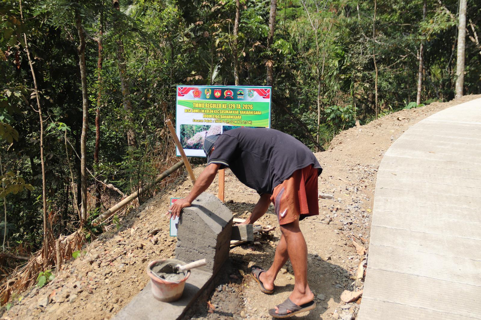 Sentuhan Akhir Eko Pembatas Jalan TMMD Mulai Terlihat Rapi