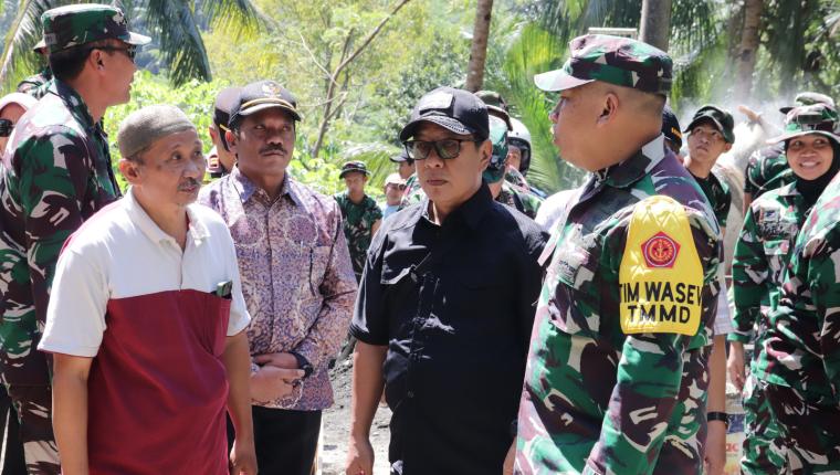 Dari Desa untuk Pendidikan Kades Gumelem Kulon Kenalkan Kepala SDN 6 kepada Tim Wasev TMMD