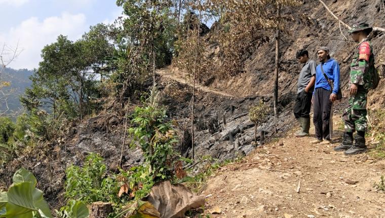 Babinsa dan Warga Pastikan Api Karhutla di Kalilunjar Benar-Benar Padam
