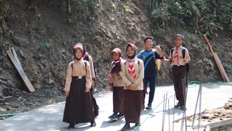 Langkah Kecil Aliya di Jalan Baru Menyimpan Harapan Besar dari TMMD
