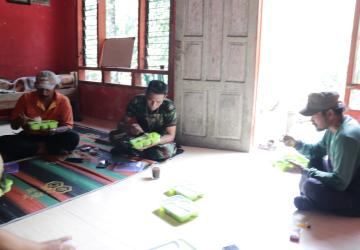 Makan Siang Sederhana Kebersamaan Pak Wondo dan Serka Munasibun Warnai TMMD