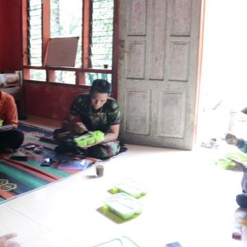 Makan Siang Sederhana Kebersamaan Pak Wondo dan Serka Munasibun Warnai TMMD