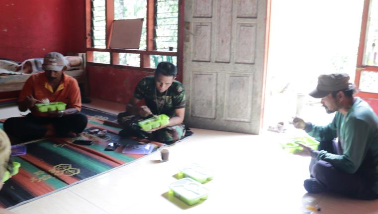 Makan Siang Sederhana Kebersamaan Pak Wondo dan Serka Munasibun Warnai TMMD