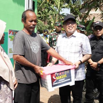 Bingkisan Sembako Jadi Simbol Kepedulian Tim Wasev untuk Warga Gumelem Kulon