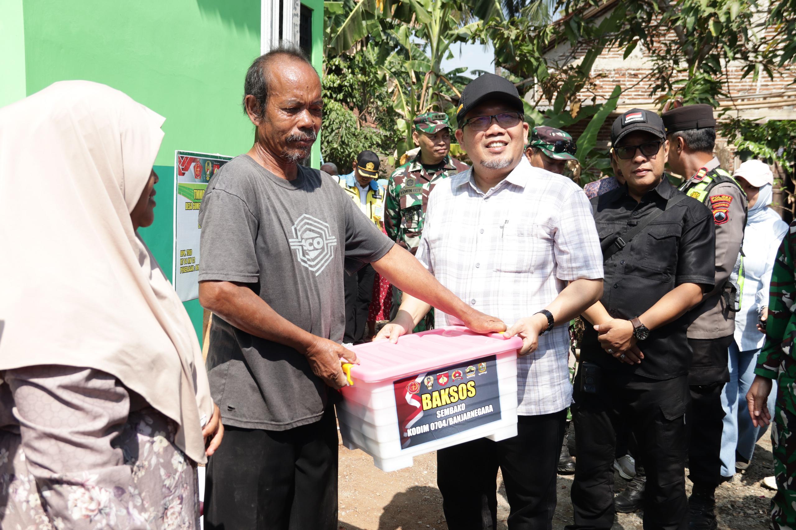 Bingkisan Sembako Jadi Simbol Kepedulian Tim Wasev untuk Warga Gumelem Kulon