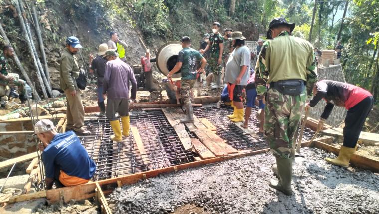 Enam Plat Beton Dibangun TMMD Hadirkan Akses yang Lebih Aman