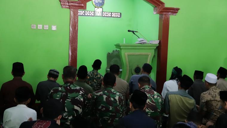 Di Tengah TMMD Peltu Widodo Pererat Kebersamaan Lewat Salat Berjamaah Bersama Warga