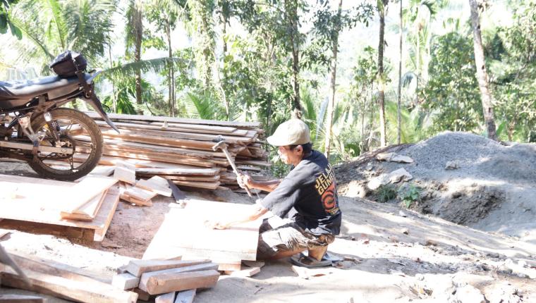 Madrohim Rakit Bekisting Plat Beton Semangat Gotong Royong Warnai TMMD Reguler ke-129 Banjarnegara