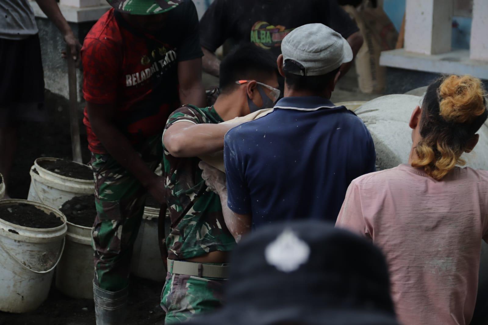 Satu Karung Semen Satu Tekad Bersama Kekompakan Pratu Diki dan Tono Percepat Pembangunan Jalan TMMD