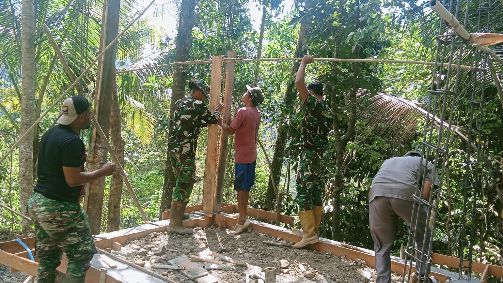Sertu Agus dan Warga Kompak Pasang Bekisting Pos Kamling TMMD
