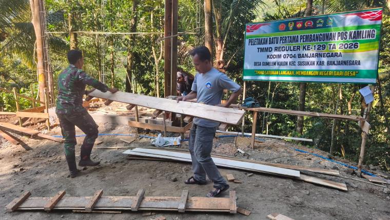 Sekdes Gumelem Kulon Turun Tangan Bangun Pos Kamling Bersama Satgas TMMD