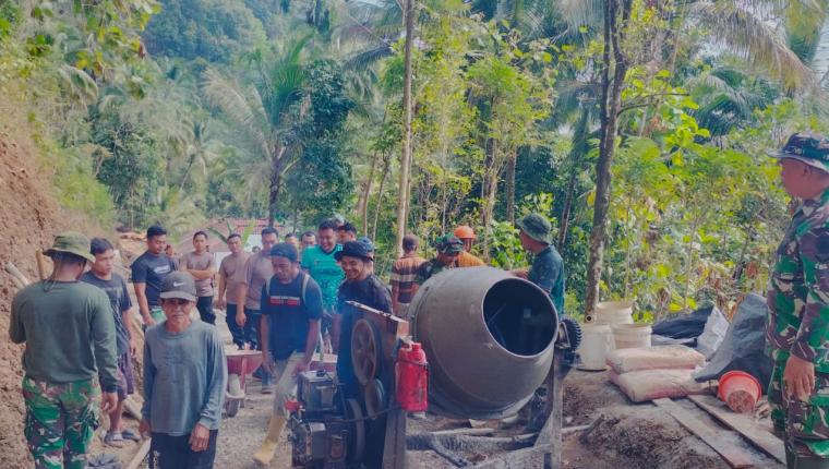 TNI Polri dan Warga Bersatu Kebut Pengecoran Jalan Impian Kian Nyata