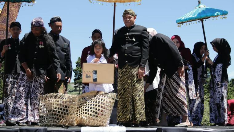Dandim Banjarnegara Hadiri Prosesi Sakral Pemotongan Rambut Gimbal di Dieng Culture Festival 2026