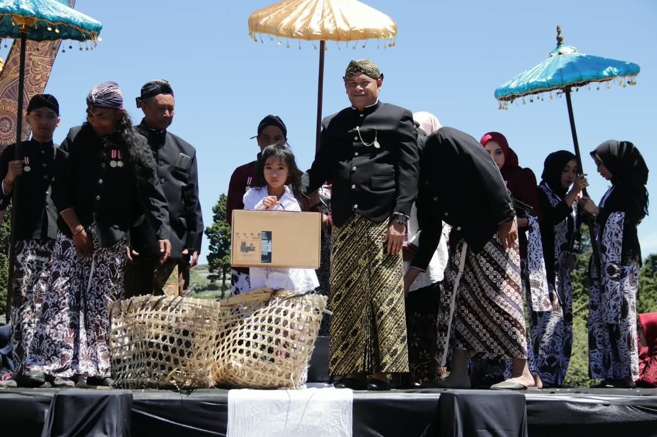 Dandim Banjarnegara Hadiri Prosesi Sakral Pemotongan Rambut Gimbal di Dieng Culture Festival 2026