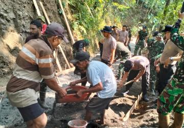 TNI Polri dan Warga Bersatu Rabat Beton TMMD Jadi Simbol Kekuatan Gotong Royong