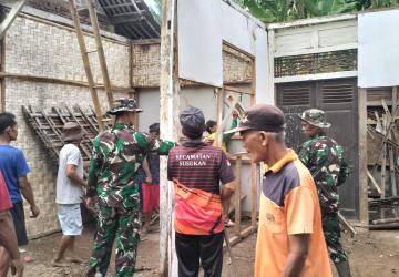 Gotong Royong Bongkar RTLH Langkah Awal Menghadirkan Rumah Layak untuk Pak Toid