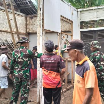 Gotong Royong Bongkar RTLH Langkah Awal Menghadirkan Rumah Layak untuk Pak Toid