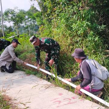 Secangkir Kopi di Tengah TMMD Hangatkan Kebersamaan TNI dan Warga