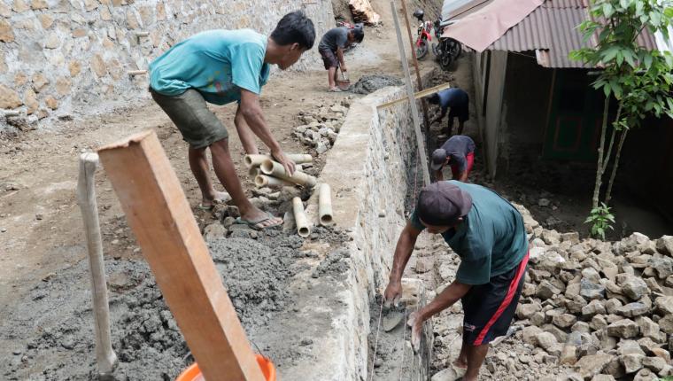 Tangan Terampil Sartono Perkokoh Talud Wujud Gotong Royong TMMD di Gumelem Kulon