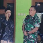 Kehangatan Komsos Peltu Widodo Menguatkan Kebersamaan TNI dan Warga di Lokasi TMMD