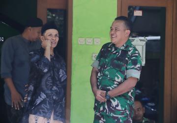 Kehangatan Komsos Peltu Widodo Menguatkan Kebersamaan TNI dan Warga di Lokasi TMMD