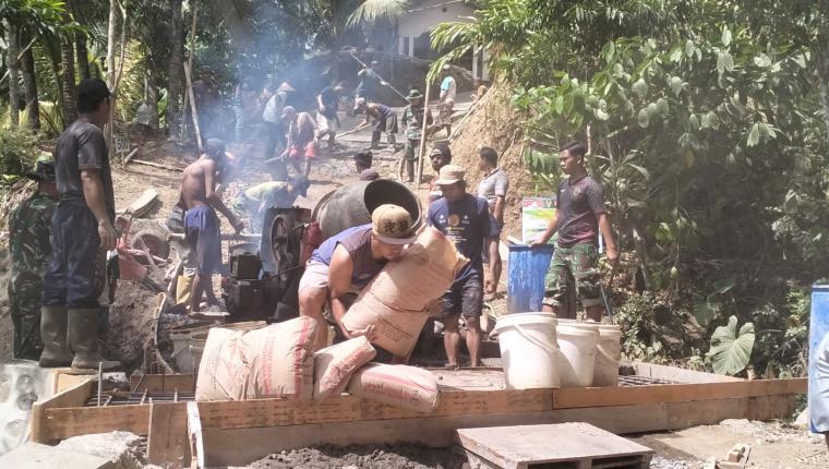 Enam Plat Beton Hampir Rampung Akses Warga Gumelem Kulon Kian Lancar