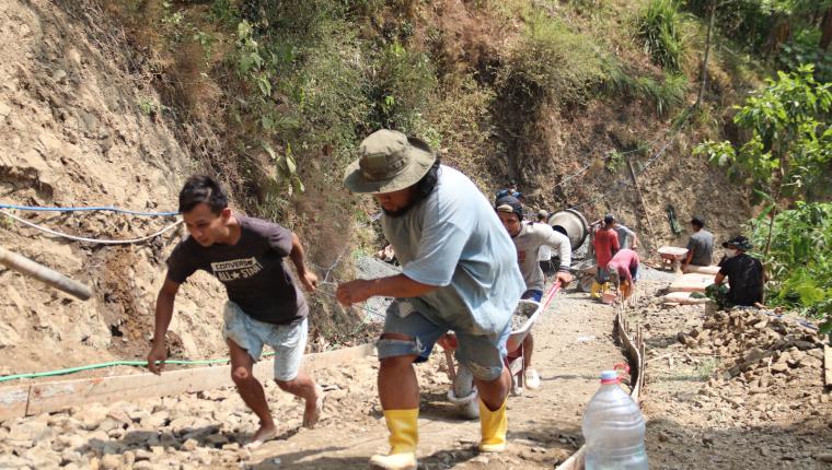 Dua Orang Satu Angkong Kekompakan Warga Taklukkan Tanjakan di Lokasi TMMD