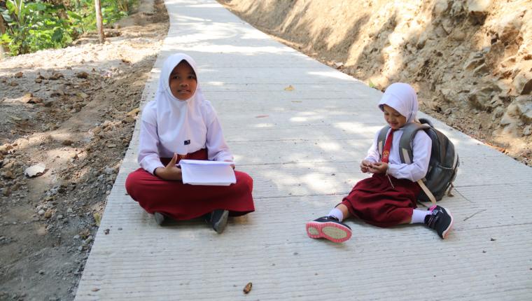Pulang Sekolah Tak Lagi Sekadar Lewat Yubna dan Quin Nikmati Jalan Baru Hasil TMMD