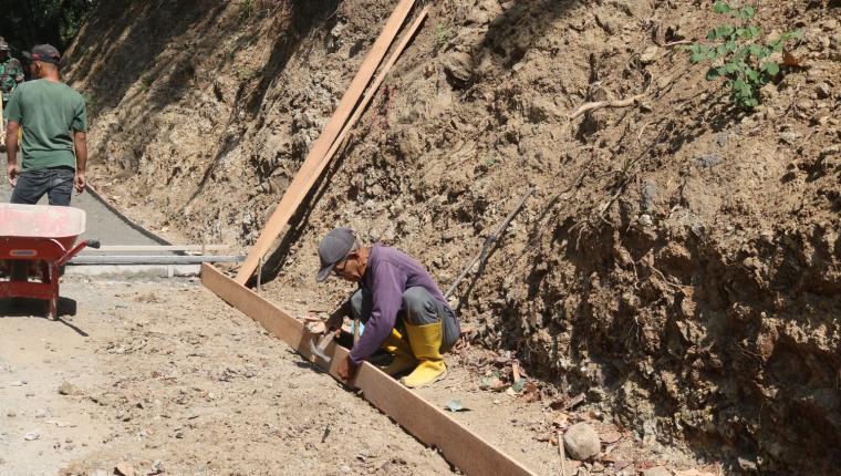 Ketelitian Tarno Pasang Bekisting Fondasi Jalan Baru untuk Kemajuan Desa