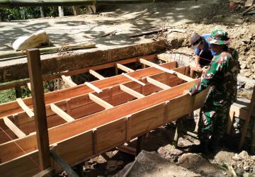 Bekisting Plat Beton Siap Dukung Pembangunan TMMD