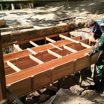 Bekisting Plat Beton Siap Dukung Pembangunan TMMD