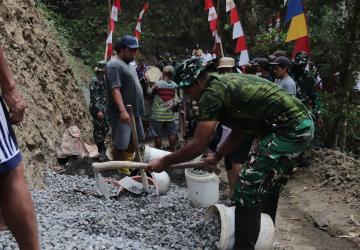 Jalan Harapan Mulai Terbentang TMMD Reguler ke-129 Wujudkan Akses Baru bagi Warga Gumelem Kulon
