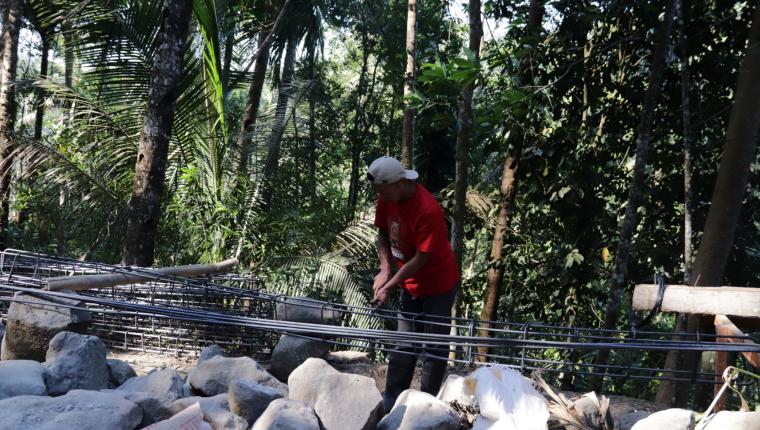 Rangkaian Besi Egi Fondasi Kuat yang Menghubungkan Harapan Warga Gumelem Kulon