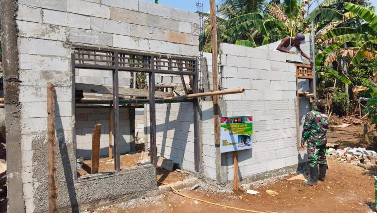 Rumah Pak Toid Mulai Tampak Utuh Kusen Terpasang Berkat Gotong Royong TMMD