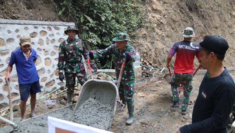 Hari ke-20 TMMD Reg 129 Pelda Ratam Tetap Setia di Balik Angkong