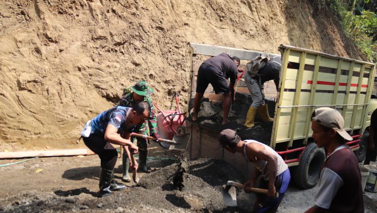 TNI Polri dan Warga Kompak Bongkar Pasir Gotong Royong Percepat Pembangunan TMMD