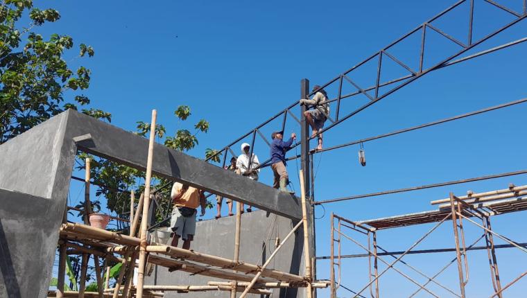 Babinsa Desa Lengkong Dampingi Pemasangan Kerangka Baja Ringan KDKMP