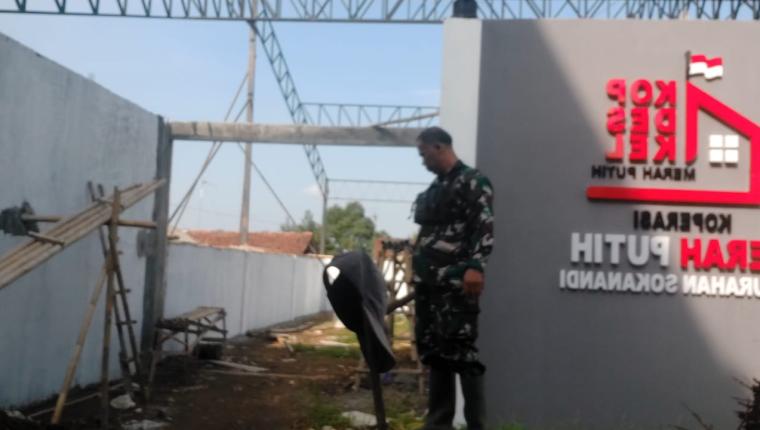 Babinsa Koramil 01 Banjarnegara Awasi Pembangunan KDKMP di Kelurahan Sokanandi