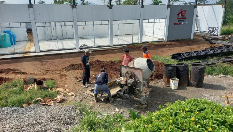 Dinding Dirapikan Struktur Diperkuat KDKMP Gumelar Terus Berproses