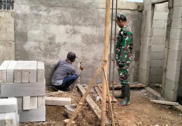 Babinsa Koramil 01 Banjarnegara Awasi Pembangunan KDKMP di Desa Tlagawera