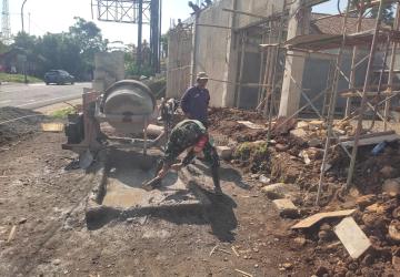 Babinsa Koramil 12 Sigaluh Dampingi Pembangunan KDKMP di Desa Singamerta