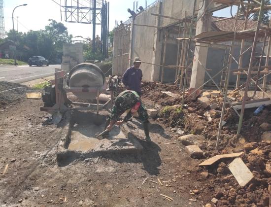 Babinsa Koramil 12 Sigaluh Dampingi Pembangunan KDKMP di Desa Singamerta