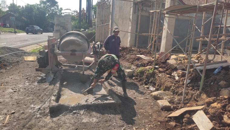 Babinsa Koramil 12 Sigaluh Dampingi Pembangunan KDKMP di Desa Singamerta