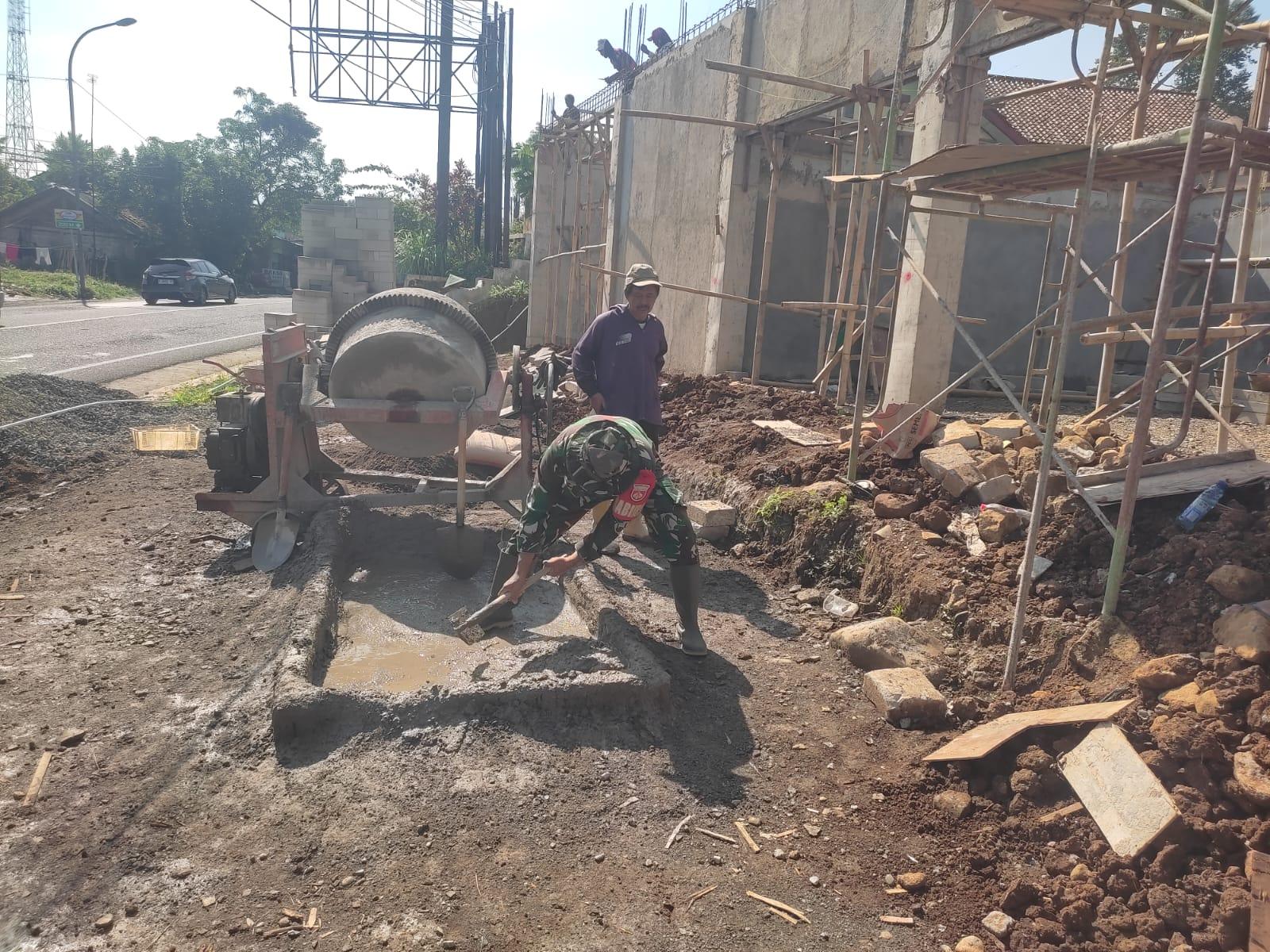 Babinsa Koramil 12 Sigaluh Dampingi Pembangunan KDKMP di Desa Singamerta