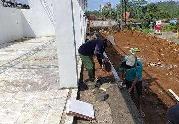 Babinsa Koramil 11 Punggelan Awasi Pembangunan KDKMP di Desa Petuguran