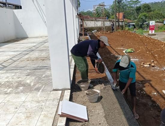 Babinsa Koramil 11 Punggelan Awasi Pembangunan KDKMP di Desa Petuguran