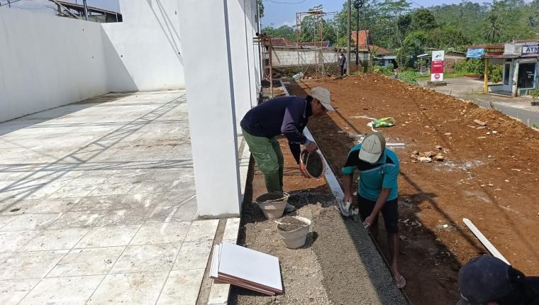 Babinsa Koramil 11 Punggelan Awasi Pembangunan KDKMP di Desa Petuguran