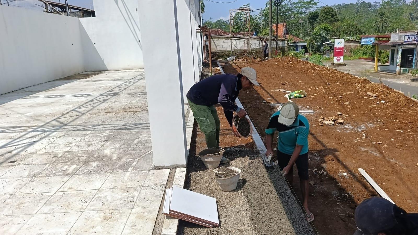 Babinsa Koramil 11 Punggelan Awasi Pembangunan KDKMP di Desa Petuguran