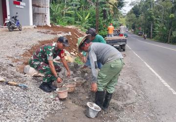Babinsa Koramil 12 Sigaluh Awasi Pembangunan KDKMP di Desa Sigaluh
